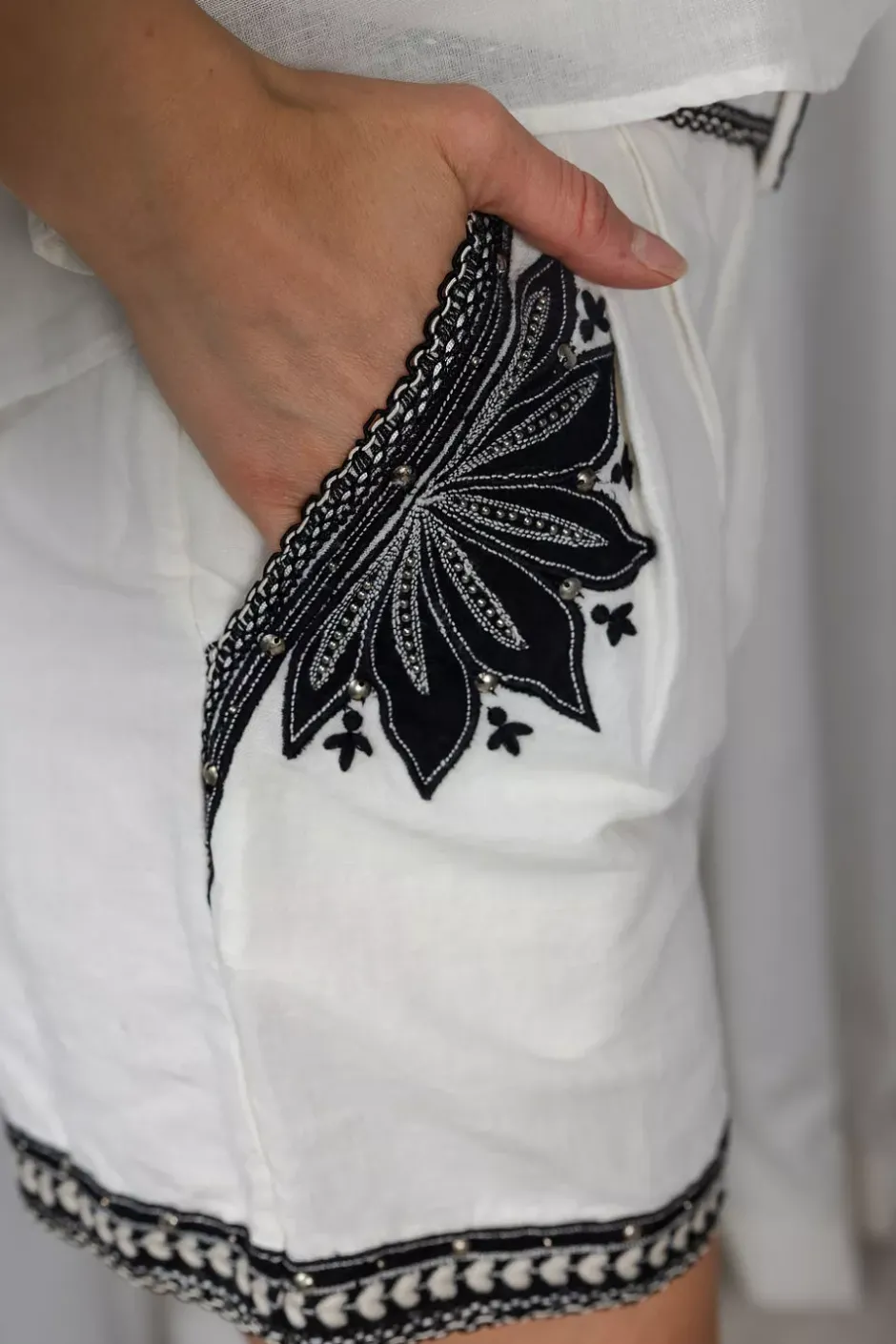 Love The Moments Shorts Vanilla With Black^SCARLETT POPPIES Best