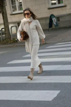 Madeline Boucle Scarf Ivory^TWISTu0026TANGO Fashion